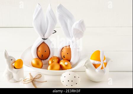 Osterhasen-Ohren aus Servietten und Eiern. Festliche Dekoration für den Urlaub. Stockfoto