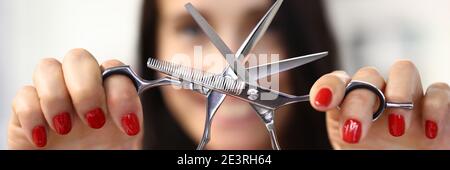 Frau zeigt klassische Stahl Friseur-Werkzeug Nahaufnahme Stockfoto