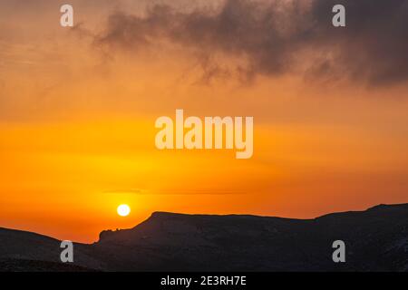 Silhouette einer Bergkette bei Sonnenuntergang. Nationalpark Maiella, Abruzzen, Italien, Europa Stockfoto