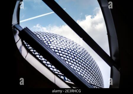 Birmingham UK Dezember 2020 Bullring Einkaufszentrum Blick auf Der Himmel mit Wolken und Flugzeug fliegen über moderne Architektur Mit silbernen Scheiben Stockfoto