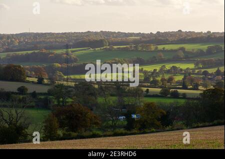 Wendover Dean, Aylesbury Vale, Buckinghamshire, Großbritannien. Oktober 2020. Wunderschöne Teile der Chilterns Landschaft werden für immer verschwinden, da HS2 Ltd eine riesige Narbe über die Chilterns schnitzen, die ein Gebiet von herausragender natürlicher Schönheit ist. Die umstrittene Hochgeschwindigkeitsbahn von London nach Birmingham bedeutet, dass Ackerland, Häuser, Wälder und Lebensräume von Wildtieren durch HS2 zerstört werden, was für die lokalen Gemeinschaften und Umweltschützer große Aufregung verursacht. Quelle: Maureen McLean/Alamy Stockfoto