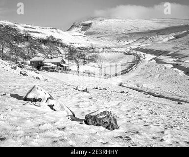 Fabelhafte Winterlandschaft in monochrom von Inglleborough einer der Berühmte Yorkshire Dales drei Gipfel aus der Ferne gesehen Hill Farm von China unten Stockfoto