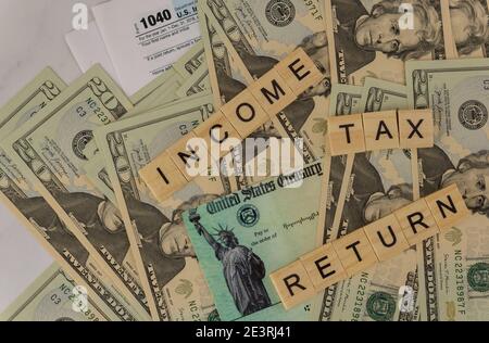 American blank tax forms 1040 geschätzte Steuer für Einzelpersonen auf Dollar-Rechnung mit Einkommensteuererklärung in der Buchhaltungsbüro auf der Konjunktursteuererklärung überprüfen. Stockfoto