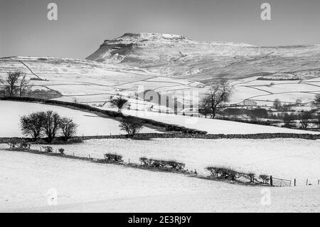 England. Fabelhafte Winterlandschaft in monochrom von Ingleborough einer der berühmten Yorkshire Dales Three Peaks Stockfoto