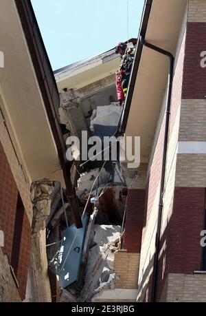 L'Aquila, Italia - 6 aprile 2009: I vigili del Fuoco tentato l'ingresso nella casa dello studente dopo il terremoto che ha devastato la città Stockfoto