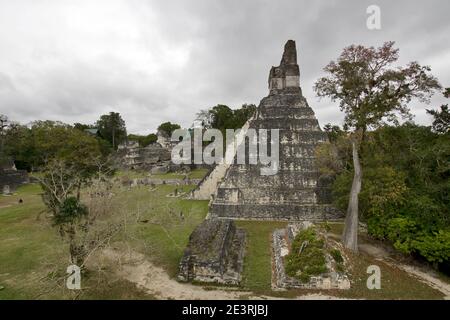 Tikal, Guatemala: Nationalpark, UNESCO-Weltkulturerbe. Grand Plaza mit der nördlichen Akropolis und Tempel/Pyramide I (großer Jaguar Tempel) Stockfoto