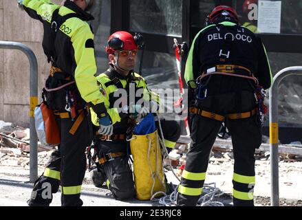 L'Aquila, Italia - 6 aprile 2009: I vigili del Fuoco tentato l'ingresso nella casa dello studente dopo il terremoto che ha devastato la città Stockfoto