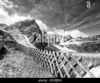 Österreich. Dramatische Bergbilder in monochromer Darstellung der Tribulaun-Berggruppe in den Stubaier Alpen des österreichischen Tirols von der österreichischen Tribulaun-Hütte oberhalb des Gschnitztals aus gesehen. Stockfoto