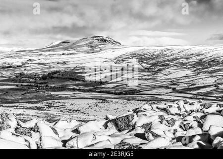 Fabelhafte Winterlandschaft in monochrom von Penyghent einer der Yorkshire Dales Three Peaks von Smearsett Scar aus gesehen Stockfoto