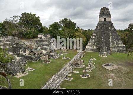 Tikal, Guatemala: Nationalpark, UNESCO-Weltkulturerbe. Grand Plaza mit der nördlichen Akropolis und Tempel/Pyramide I (großer Jaguar Tempel) Stockfoto