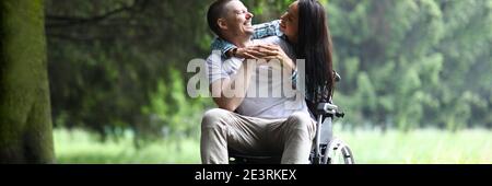 Verheiratetes junges Paar geht im Park spazieren und lacht Stockfoto