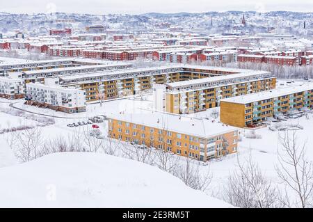 Schneebedeckte Wohngegend in einer schwedischen Stadt im Winter Stockfoto