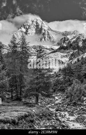 Österreich. Dramatische Bergbilder im Monochrom vom Gross Glockner 3798m, dem höchsten Berg Österreichs, geteilt mit den Provinzen Tirol, Karnten und Salzburg, hier vom Luckner Haus aus gesehen. Stockfoto