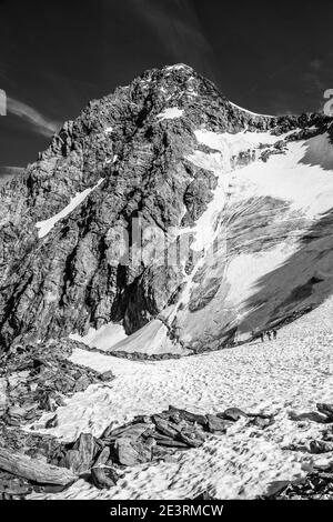 Österreich. Dramatische Bergbilder in Monochrom vom Gross Glockner 3798m, dem höchsten Berg Österreichs, der mit den Provinzen Tirol geteilt wurde, Karnten Salzburg Hier vom Blues Kampl aus gesehen, einer kleinen Terrasse, die während einer der frühen Expeditionen auf dem Berg als Zeltplatz genutzt wurde Stockfoto