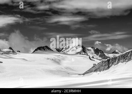 Österreich. Dramatische Bergbilder im Monochrom von den Bergen der Ötztaler Alpen im österreichischen Tirol, hier mit Blick über den Gepatsch-Ferner-Gletscher zur Weisskugel, dem dritthöchsten Berg Österreichs und der Brandenburger Haushütte. Stockfoto