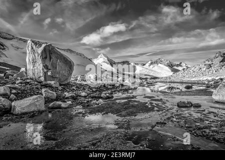 Österreich. Dramatische Bergbilder in monochromer Darstellung der Berge der Venedigeralpen im österreichischen Tirol, die hier in Richtung der Berge des Gross Geigers und Maurer Torl blicken. Stockfoto