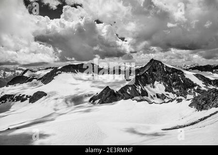 Österreich. Dramatische Bergbilder in monochromer Darstellung der Stubaier Alpen im österreichischen Tirol, die hier über den Uebeltaler Fernergletscher zur Sonklar Spitze, zur Müllerhütte und darüber hinaus zu den Ötztaler Alpen blicken Stockfoto