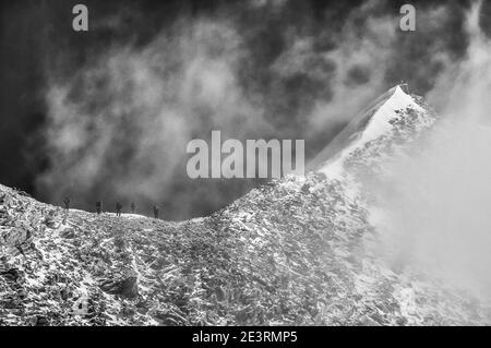 Dramatische Bergbilder im Monochrom vom Hochfeiler, dem höchsten Berg der Zillertaler Alpen, hier von der italienischen Seite des Zillertals im Südtirol gesehen Stockfoto