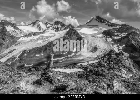 Österreich. Dramatische Bergbilder in Monochrom vom Similaun im österreichischen Tirol der Ötztaler Alpen, das an der österreichisch-italienischen Grenze zu Südtirol liegt und wo auch der 5000 Jahre alte Eismann Oezti gefunden wurde Stockfoto