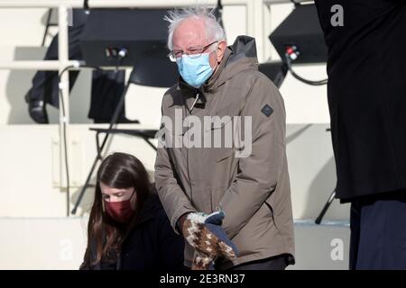 Senator Bernie Sanders (D-VT) kommt vor der Einweihung von Joe Biden als 46. Präsident der Vereinigten Staaten an der Westfront des US-Kapitols in Washington, USA, 20. Januar 2021. REUTERS/Jonathan Ernst/Pool Stockfoto