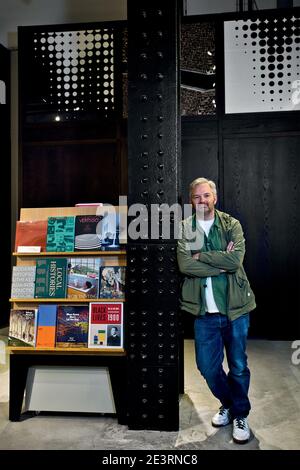 GREAT BRITAN / London / Buchhandlungen / Tate Modern Shop / Simon Armstrong - Buchkäufer für Tate Stockfoto