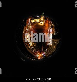 Lviv, Ukraine - August, 2020: 360 Luftaufnahme auf St. Anna Kirche in Lviv, Ukraine von Drohne in der Nacht. Miniaturplanet von Lviv Stockfoto