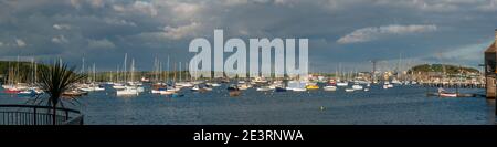 FALMOUTH, CORNWALL, Großbritannien - 07. JUNI 2009: Panoramablick auf Falmouth Harbour vom Packet Quay Stockfoto