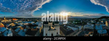 Lviv, Ukraine - August, 2020: Blick auf die Kirche der Verklärung in Lviv, Ukraine von Drohne Stockfoto