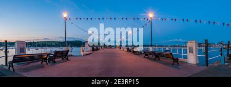 FALMOUTH, CORNWALL, Großbritannien - 07. JUNI 2009: Panoramablick auf den Prince of Wales Pier bei Nacht Stockfoto