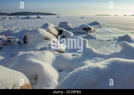 Winterlandschaft, gefrorenes Meer, Küstenstreifen unter dem Schnee, sonniger Tag. Finnland, Espoo, Konzept. Verschneite Winter. Hochwertige Fotos Stockfoto