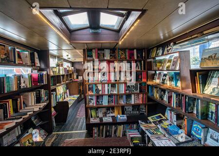 GWord on the Water - The London Bookbarge - eine schwimmende Buchhandlung, die am Regent's Canal am King's Cross, London, England, Großbritannien, festgemacht ist Stockfoto