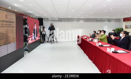 (210120) -- HONGKONG, 20. Januar 2021 (Xinhua) -- die Hauptgeschäftsführerin der Sonderverwaltungsregion Hongkong (HKSAR) Carrie Lam führt die Enthüllungszeremonie des Hong Kong Infection Control Center im Nord-Lantau Krankenhaus über das Internet mit dem Gouverneur von Guangdong Ma Xingrui, Parteisekretär von Shenzhen Wang Weizhong und Vizedirektor des Büros für Hongkong und Macao Angelegenheiten des Staatsrats Huang Liuquan, im südchinesischen Hongkong, 20. Januar 2021. Der Bau eines temporären Krankenhauses, das von der Zentralregierung für die Behandlung von COVID-19-Patienten im Hongkong Special finanziert wird Stockfoto