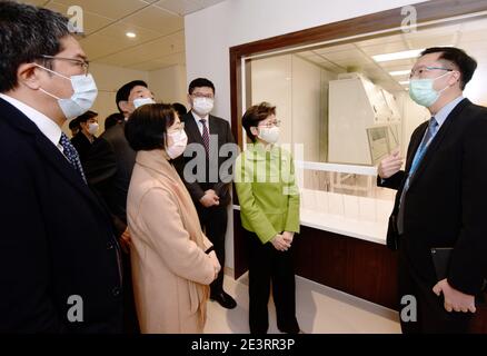 (210120) -- HONGKONG, 20. Januar 2021 (Xinhua) -- die Chefin der Sonderverwaltungsregion Hongkong (HKSAR) Carrie Lam (2. R) besucht das Labor mit Gästen im Nord-Lantau-Krankenhaus Hong Kong Infektionskontrollzentrum im südchinesischen Hongkong, 20. Januar 2021. Der Bau eines von der Zentralregierung finanzierten temporären Krankenhauses zur Behandlung von COVID-19-Patienten in der Sonderverwaltungsregion Hongkong (HKSAR) wurde am Mittwoch abgeschlossen. Das North Lantau Hospital Hong Kong Infection Control Center, das neben einer weiteren Behandlungsanlage auf der AsiaWorld-Expo gebaut wurde, ist in der Lage Stockfoto