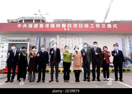 (210120) -- HONGKONG, 20. Januar 2021 (Xinhua) -- Die Geschäftsführerin der Sonderverwaltungsregion Hongkong (HKSAR) Carrie Lam (C) posiert für ein Gruppenfoto mit den Gästen während der Fertigstellung und Übergabe des North Lantau Hospital Hong Kong Infection Control Center im südchinesischen Hongkong, 20. Januar 2021. Der Bau eines von der Zentralregierung finanzierten temporären Krankenhauses zur Behandlung von COVID-19-Patienten in der Sonderverwaltungsregion Hongkong (HKSAR) wurde am Mittwoch abgeschlossen. Das North Lantau Hospital Hong Kong Infection Control Center, das neben einem anderen Behandlungszentrum gebaut wurde Stockfoto