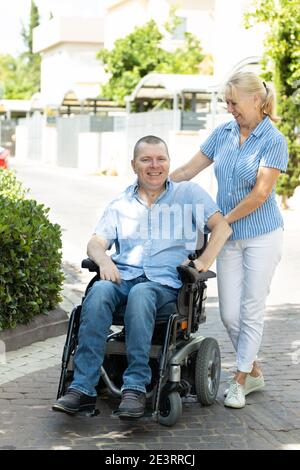 Lifestile von echten behinderten Menschen im Rollstuhl. Stockfoto