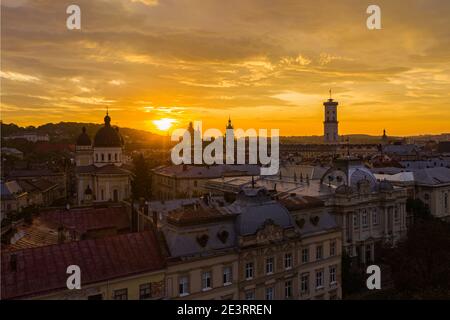 Lviv, Ukraine - August, 2020: Blick auf die Kirche der Verklärung in Lviv, Ukraine von Drohne Stockfoto