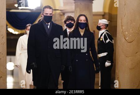 Washington, DC, USA. Januar 2021. Hunter Biden (L) kommt in der Krypta des US-Kapitols an, wo der designierte Präsident Joe Biden am 20. Januar 2021 zum 46. Präsidenten der Vereinigten Staaten in Washington, DC, USA, einberufen wird. Quelle: dpa/Alamy Live News Stockfoto