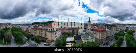 Lviv, Ukraine - August , 2020: Luftaufnahme der Jesuitenkirche, des Rathauses und der lateinischen Kathedrale in Lviv, Ukraine von Drohne Stockfoto