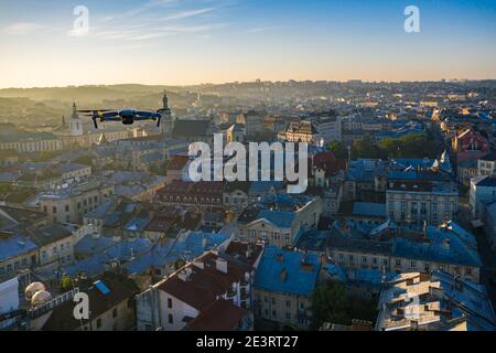 Lviv, Ukraine - August 2020: Luftaufnahme auf Lviv von Drohne Stockfoto
