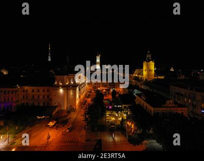 Lviv, Ukraine - August, 2020: Blick auf Lviv Rathaus in der Nacht von Drohne Stockfoto