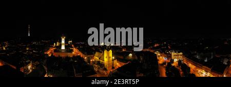 Lviv, Ukraine - August, 2020: Blick auf Lviv Rathaus in der Nacht von Drohne Stockfoto