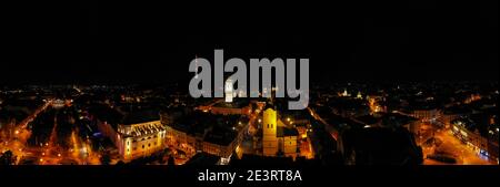 Lviv, Ukraine - August, 2020: Blick auf Lviv Rathaus in der Nacht von Drohne Stockfoto