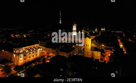 Lviv, Ukraine - August, 2020: Blick auf Lviv Rathaus in der Nacht von Drohne Stockfoto