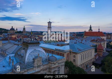 Lviv, Ukraine - August , 2020: Blick auf Lviv Rathaus von Drohne Stockfoto