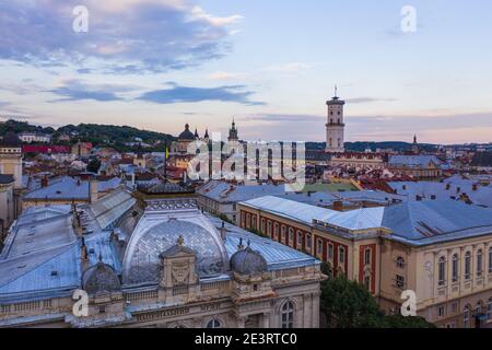 Lviv, Ukraine - August , 2020: Blick auf Lviv Rathaus von Drohne Stockfoto