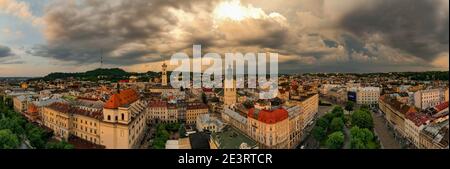 Lviv, Ukraine - August , 2020: Luftaufnahme der Jesuitenkirche, des Rathauses und der lateinischen Kathedrale in Lviv, Ukraine von Drohne Stockfoto