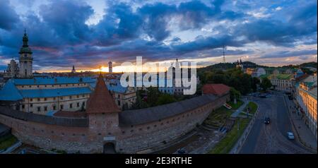 Lviv, Ukraine - August 2020: Luftaufnahme auf Lviv von Drohne Stockfoto