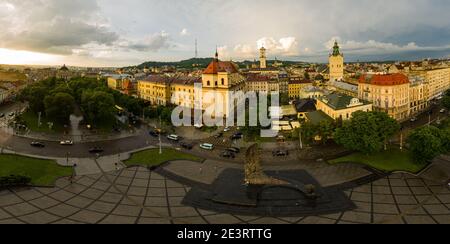 Lviv, Ukraine - August , 2020: Luftaufnahme der Jesuitenkirche, des Rathauses und der lateinischen Kathedrale in Lviv, Ukraine von Drohne Stockfoto