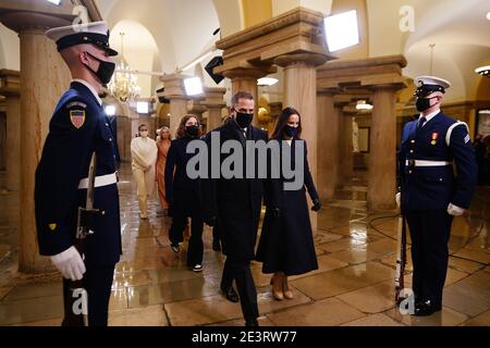 Washington, DC, USA. Januar 2021. Hunter Biden (L) kommt in der Krypta des US-Kapitols an, wo der designierte Präsident Joe Biden am 20. Januar 2021 zum 46. Präsidenten der Vereinigten Staaten in Washington, DC, USA, einberufen wird. Quelle: dpa/Alamy Live News Stockfoto