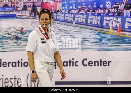 TRIEST, ITALIEN - JANUAR 20: Schiedsrichterin Svetlana Dreval während des Spiels zwischen Griechenland und Israel bei der Women's Water Polo Olympic Games Qualification Tour Stockfoto